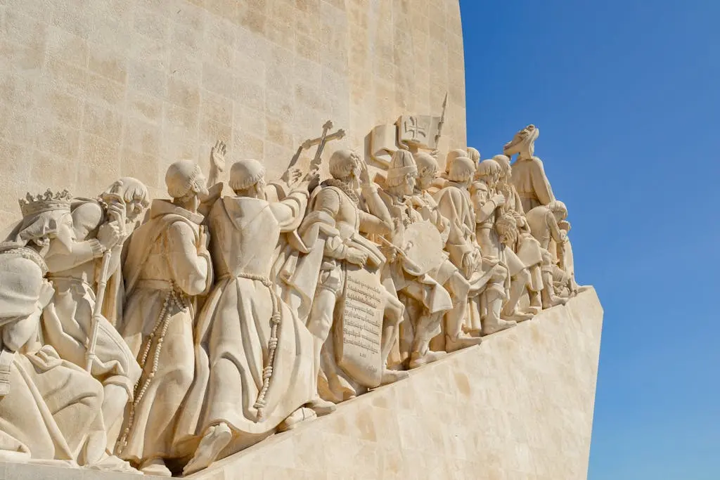 Padrão dos Descobrimentos em Lisboa - Portugal 2 Estátuas ao redor do Padrão dos Descobrimentos com os protagonistas que fizeram parte da expansão marítima da época.