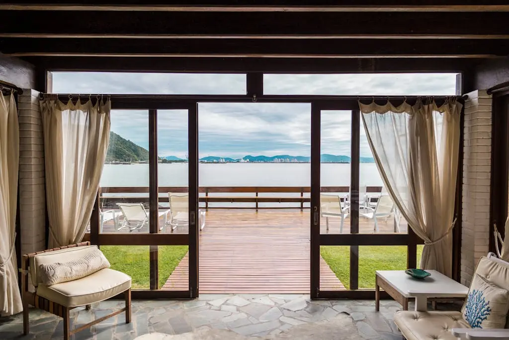 Um guia com 24 dicas de viagem para Iniciantes. Quarto de hotel confortável com vista para o deck.