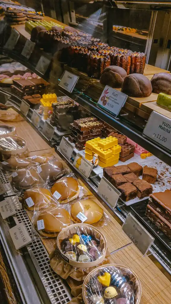 Vitrine de doces da Padaria e confeitaria 89ºC Coffee Station - Bairro da Liberdade São Paulo