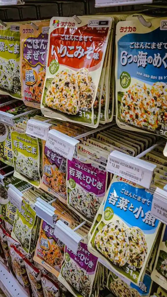 Produtos na prateleira do mercado no Bairro da Liberdade me São Paulo