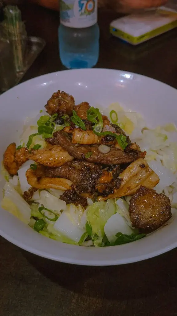 Prato de macarrão típico da culinária chinesa e taiwanesa do Restaurante Laomazi - Bairro da Liberdade São Paulo