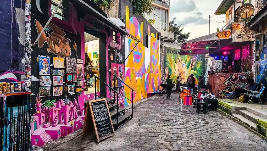 Vielas do Beco do Batman com grafites coloridos