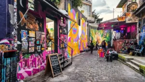 Vielas do Beco do Batman com grafites coloridos