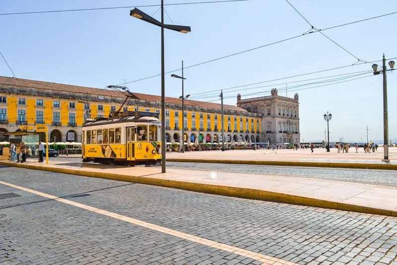 Praça do Comércio, Lisboa: uma das maiores da Europa 2 Bonde na Praça do Comércio em Portugal Lisboa
