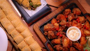Porque a comida de boteco é tão popular no Brasil? Mesa com petiscos populares