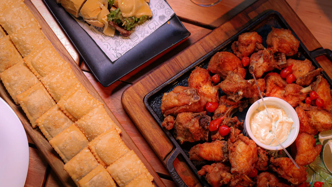 Porque a comida de boteco é tão popular no Brasil? Mesa com petiscos populares