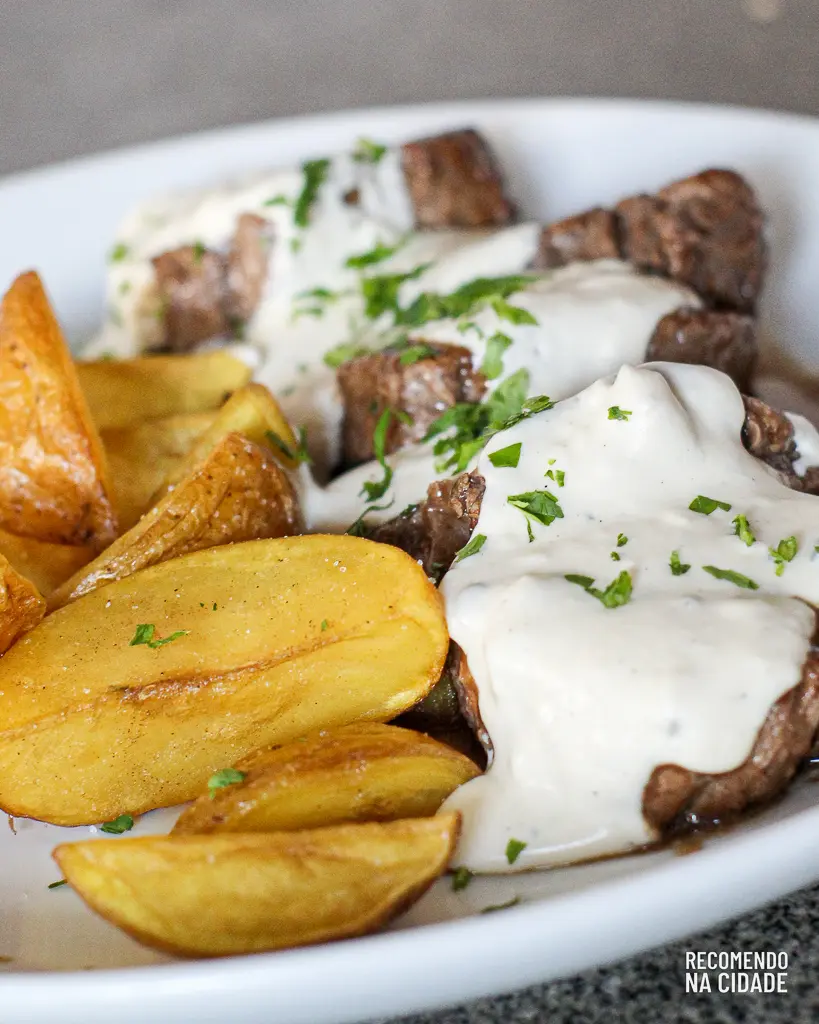 Fotos no cardápio carne com batata e molho