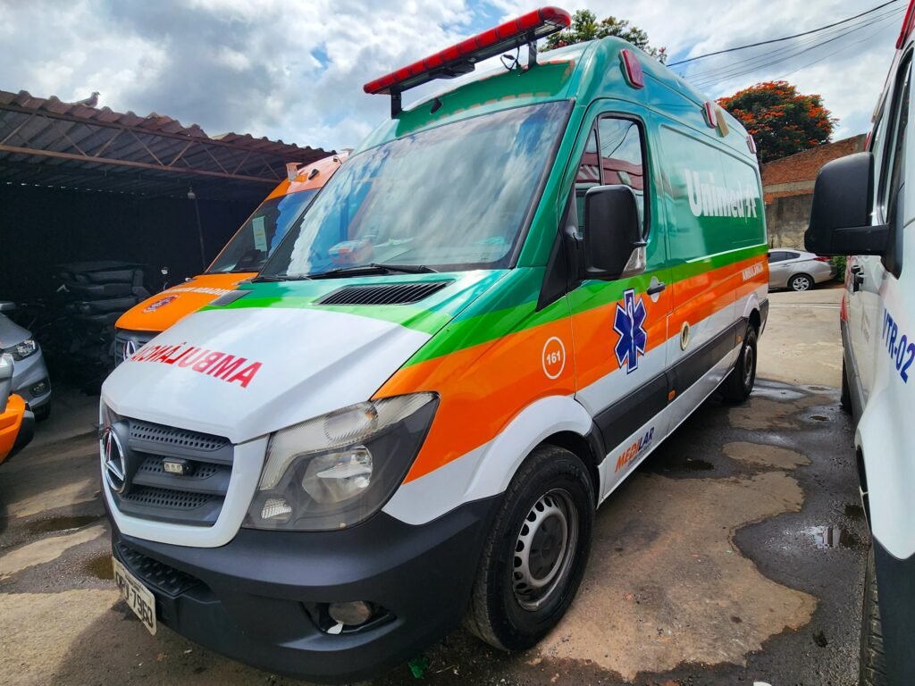 Ambulância Unimed - Veículo de emergência - Adaptcamp Campinas transformação de veículos