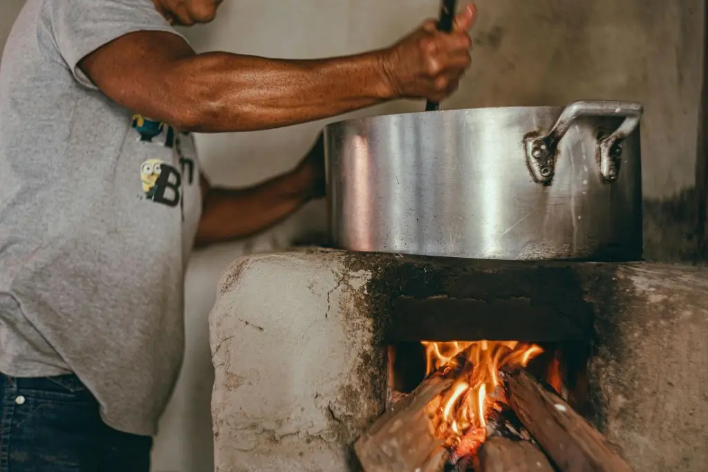 Culinária popular brasileira: os sabores do nosso país 3 Culinária popular brasileira - Fogão à lenha