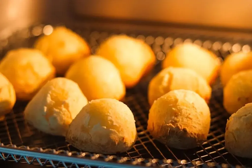 Culinária popular brasileira: os sabores do nosso país 4 Pão de queijo - Culinária popular brasileira
