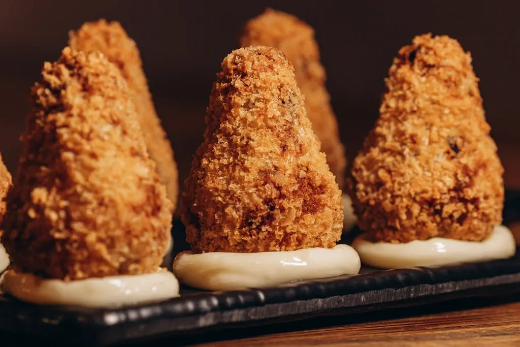 Quais são os petiscos mais populares dos bares e botecos? 3 Porção de coxinhas de boteco com casquinha crocante