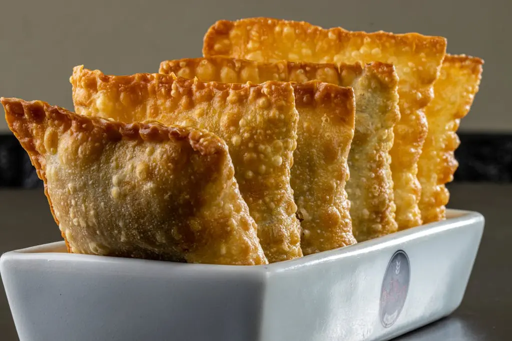 Quais são os petiscos mais populares dos bares e botecos? 2 porção de mini pastéis. Petiscos mais populares de boteco