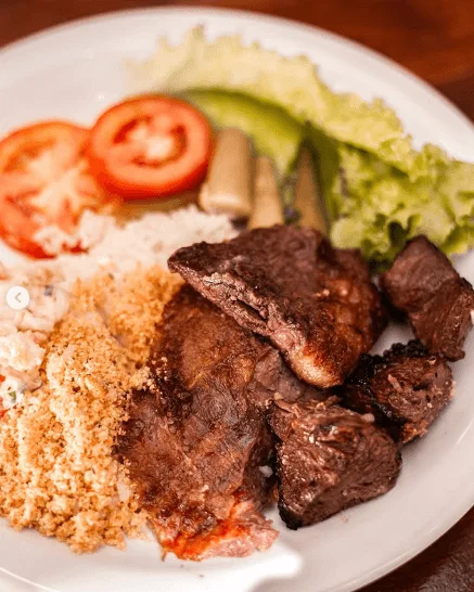 Cantinho da Costela Cianorte: 27 anos de tradição 6 Prato de comida com opções do Cantinho da Costela Churrascaria Cianorte