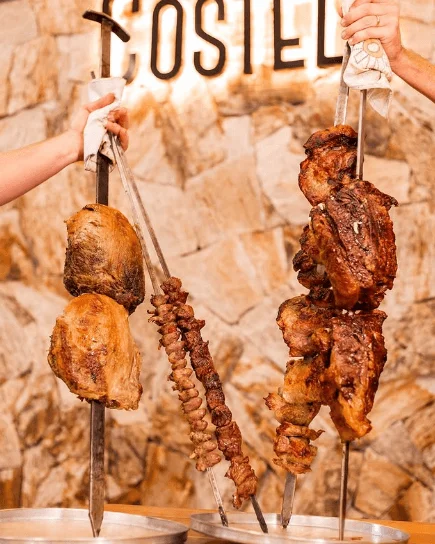 Cantinho da Costela Cianorte: 27 anos de tradição 3 Espetos de carne assada Cantinho da Costela Churrascaria Cianorte