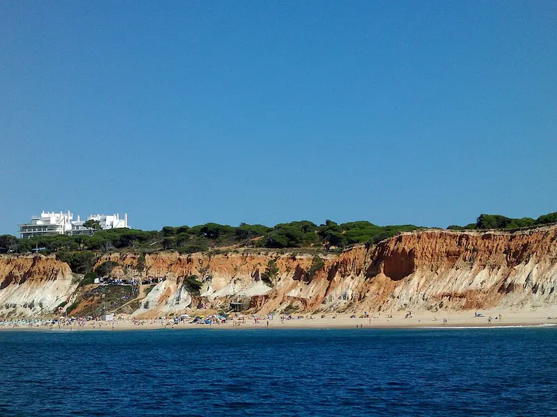 Turismo em Albufeira, Portugal: um paraíso no Algarve 2 Praia da Falesia em Albufeira, uma das mais visitadas.