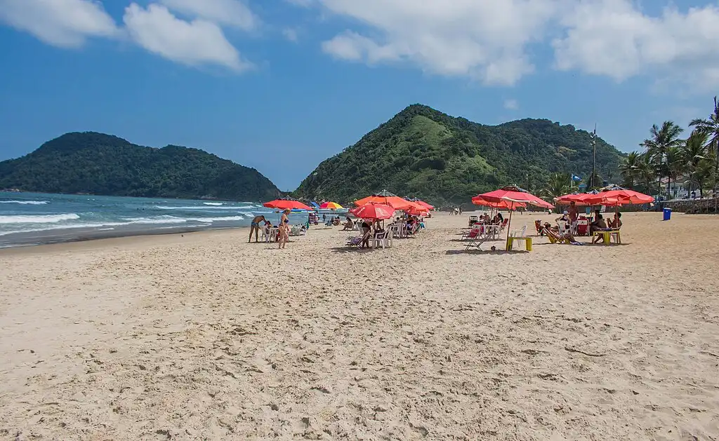 As 10 praias mais procuradas do Litoral de São Paulo 11 Praia do Tombo, Guarujá