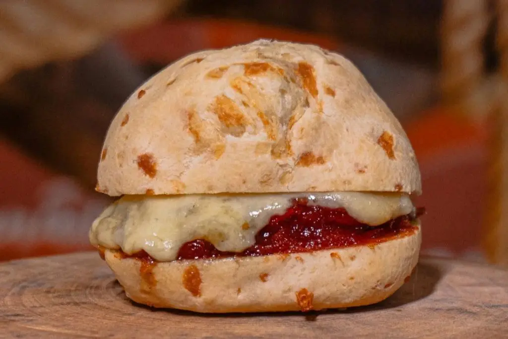 Roteiro gastronômico: 20 lugares para comer em Praia Grande SP 16 É Empório Uai. Cafeterias na Praia Grande. Pão de queijo de Minas.