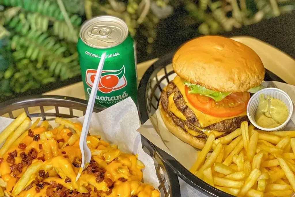 Roteiro gastronômico: 20 lugares para comer em Praia Grande SP 8 Burger clássico e com muito sabor - Ember burger - Lugares para comer em Praia Grande SP