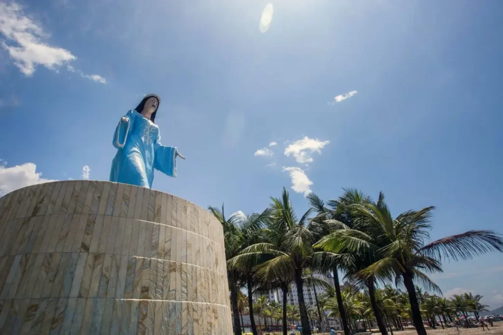 Quais são as 12 praias de Praia Grande no litoral paulista 9 Estátua de Iemanjá na Praia Grande