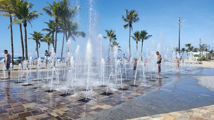 Praia Grande com crianças: o que fazer e dicas para famílias 4 Fonte de água interativa (Vila Tupi)