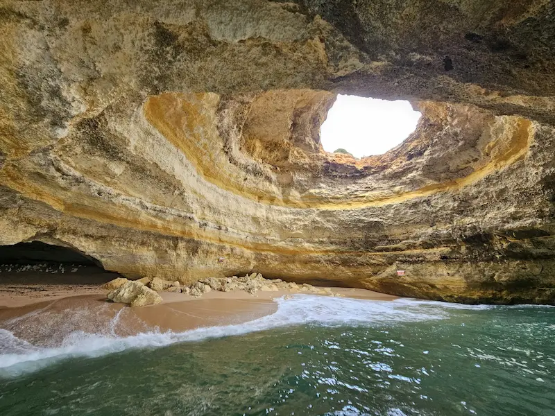 Turismo em Albufeira, Portugal: um paraíso no Algarve 7 Gruta de Benagil no Algarve Portugal