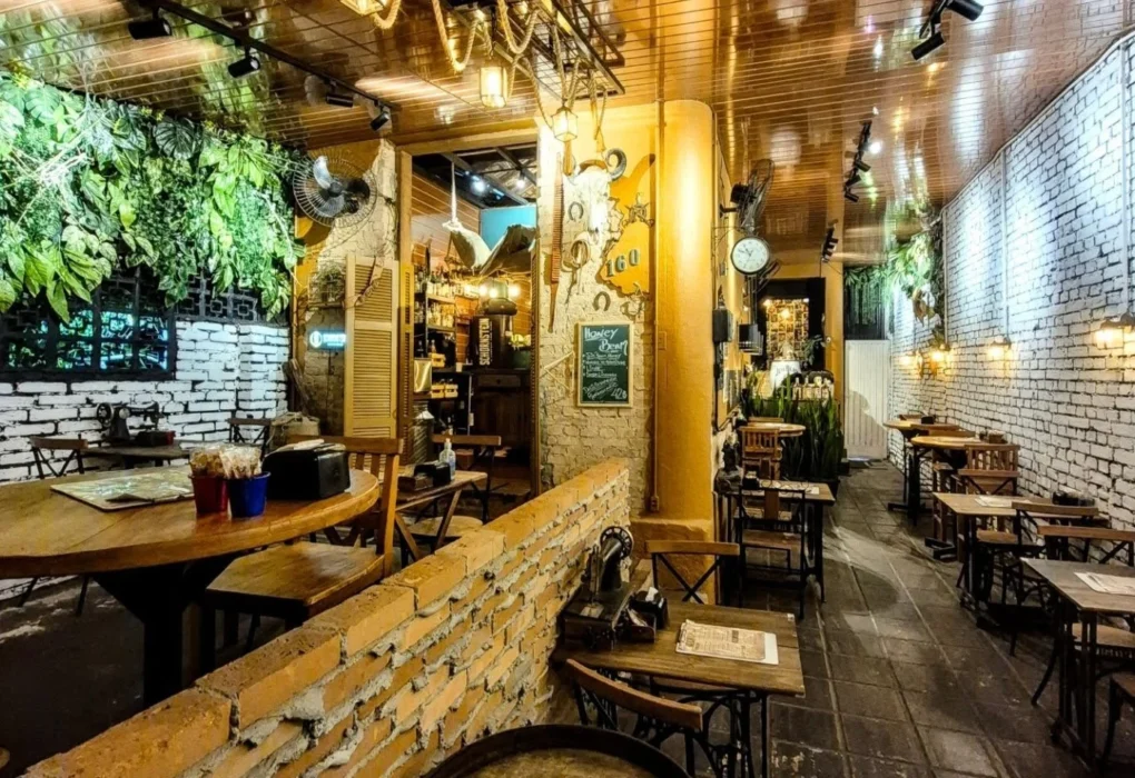 Lancheteria Donna Maria Gastronomia Urbana Cambuí, Campinas. Ambiente rústico