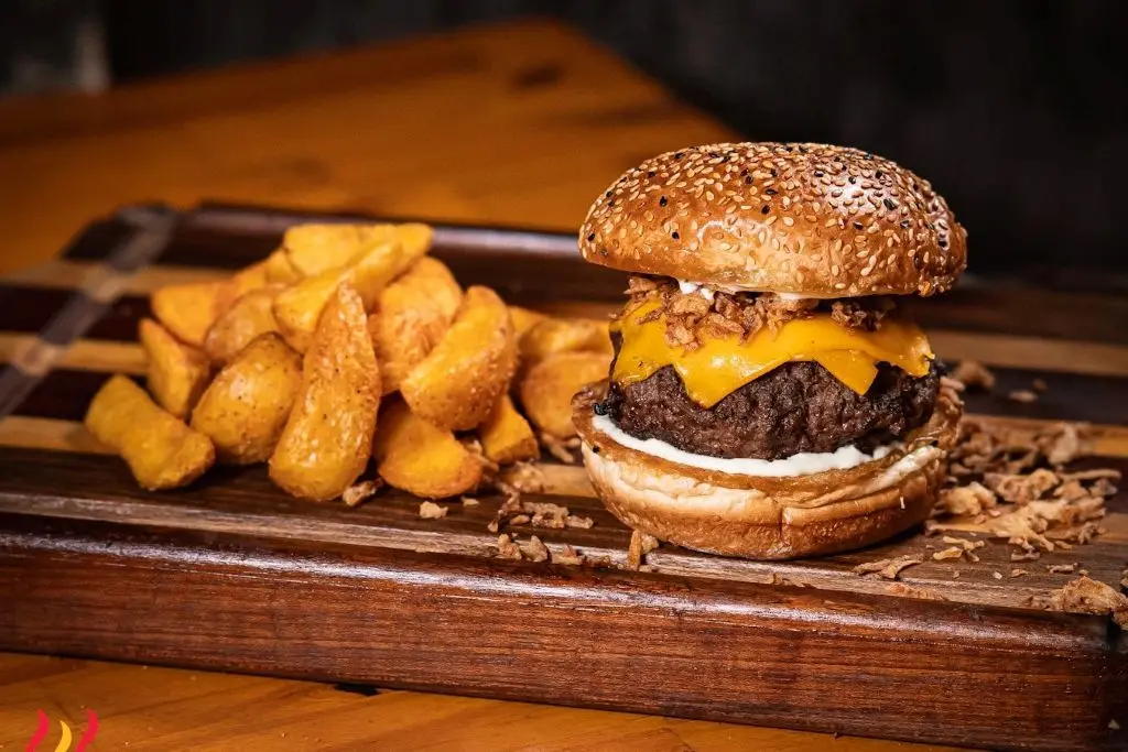 Roteiro gastronômico: 20 lugares para comer em Praia Grande SP 7 Matrus Parrila - burger feito na parrila com batatas rústicas - Lugares para comer em Praia Grande SP