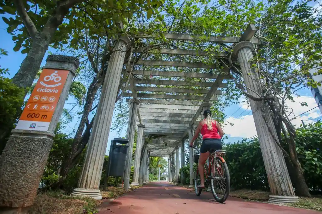 Praia Grande com crianças: o que fazer e dicas para famílias 5 Passeio de bike na ciclovia da Praia Grande