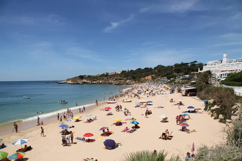 Turismo em Albufeira, Portugal: um paraíso no Algarve 4 Praia da Oura em Albufeira Algarve Portugal