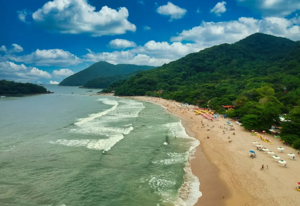 Vista da praia. Lista das praias mais procuradas do litoral de São Paulo