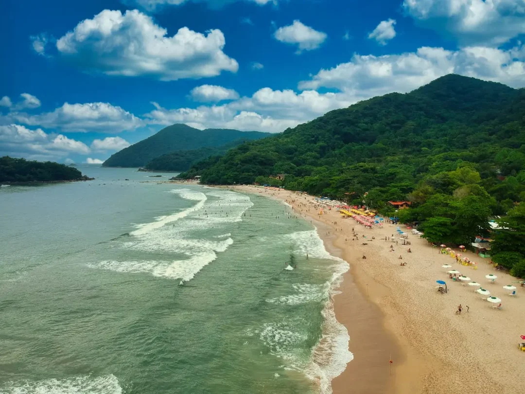Vista da praia. Lista das praias mais procuradas do litoral de São Paulo