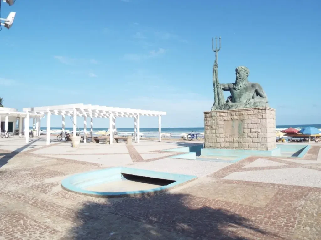 Quais são as 12 praias de Praia Grande no litoral paulista 8 Estátua de Netuno, o Deus dos Mares Praia Grande no litoral de São Paulo