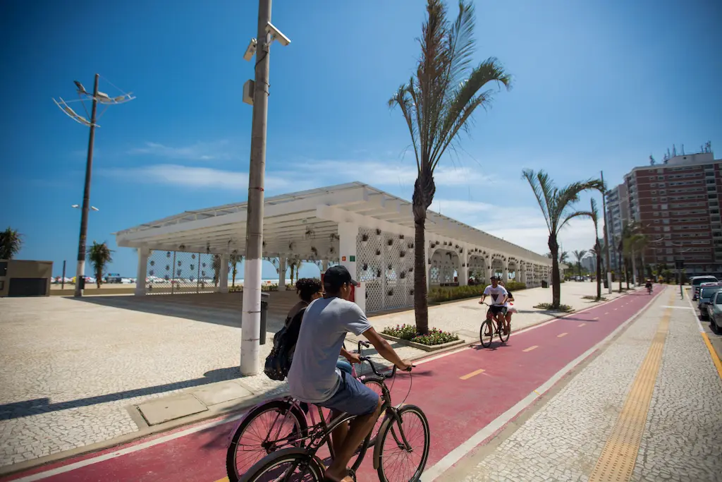 O que fazer na orla da Praia Grande SP: esportes, lazer e eventos 2 O que fazer na orla da Praia Grande SP. ciclovia por toda extensão da praia.