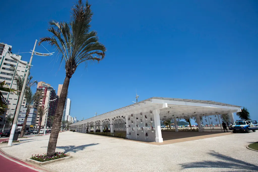 O que fazer na orla da Praia Grande SP: esportes, lazer e eventos 4 O que fazer na orla da Praia Grande SP: Praça Portugal onde acontecem as feirinhas