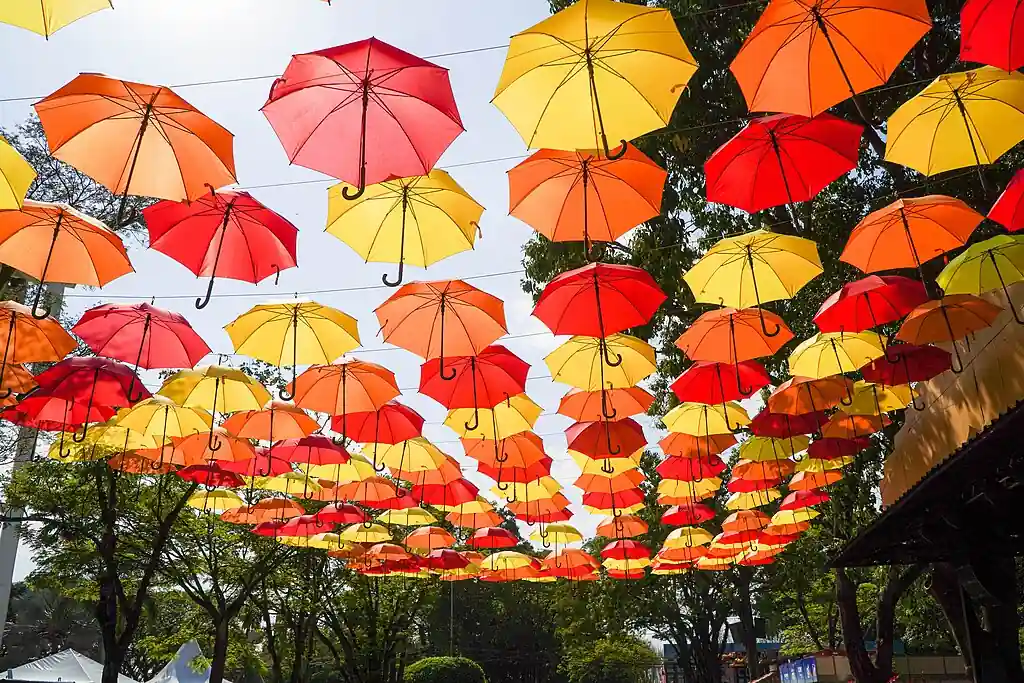 O que fazer em Holambra: roteiro na Cidade das Flores 6 O que fazer em Holambra. Visitar a Rua dos Guarda-chuvas