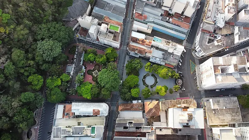 Visão aérea da Praça João Zelante em Serra Negra