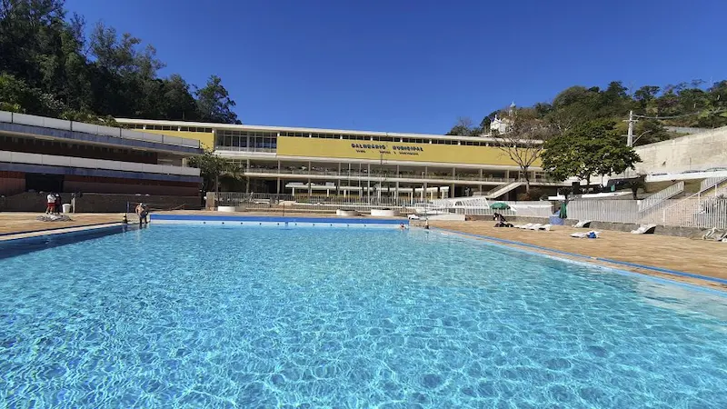 O que fazer em Águas de Lindóia: roteiro na Capital Termal 5 Piscina do Balneário Municipal de Águas de Lindóia