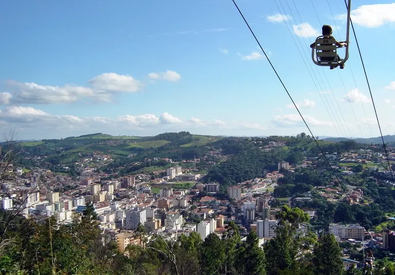 Passeio de teleférico com vista para a cidade de Serra Negra