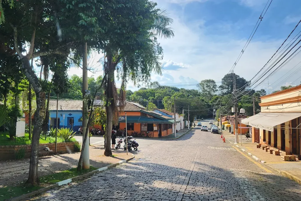 Restaurantes em Joaquim Egídio. Vista da rua principal