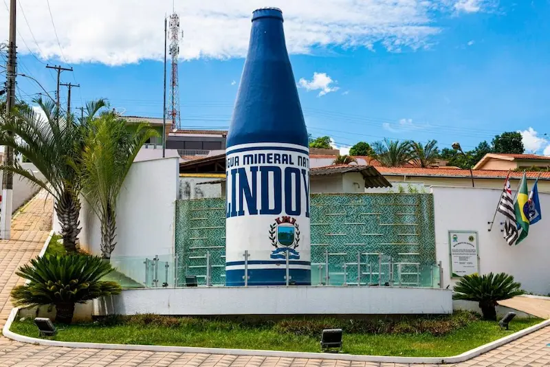 O que fazer em Lindóia: a Capital da Água Mineral no Circuito das Águas 3 a garrafa gigante na entrada de Lindóia.
