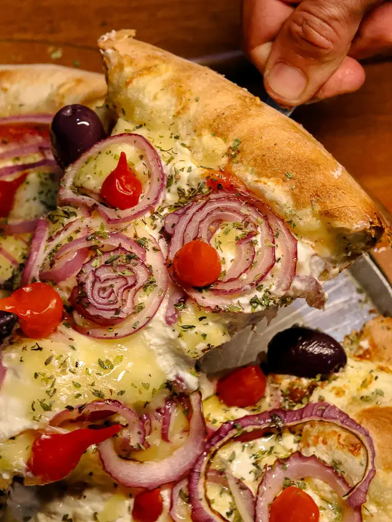 Claudinho Pizzaria Campinas: sabores autênticos e agilidade 2 Claudinho Pizzaria Campinas - Campo Grande - Pizza de costela com cream cheese e pimenta biquinho e azeitona preta