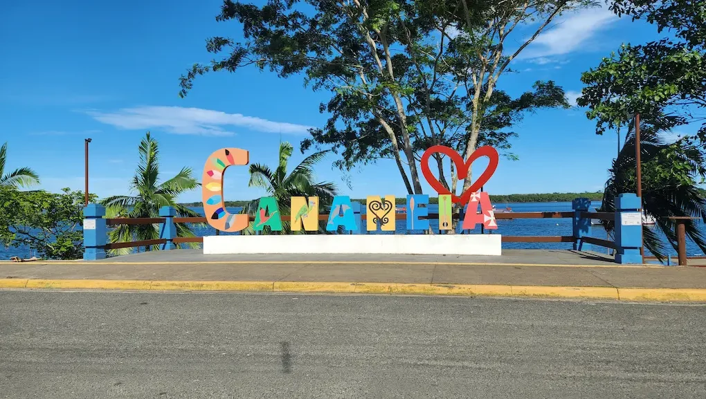 O que fazer em Cananéia saindo de Ilha Comprida. Letreiro da cidade de Cananéia.