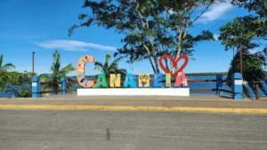 O que fazer em Cananéia saindo de Ilha Comprida. Letreiro da cidade de Cananéia.