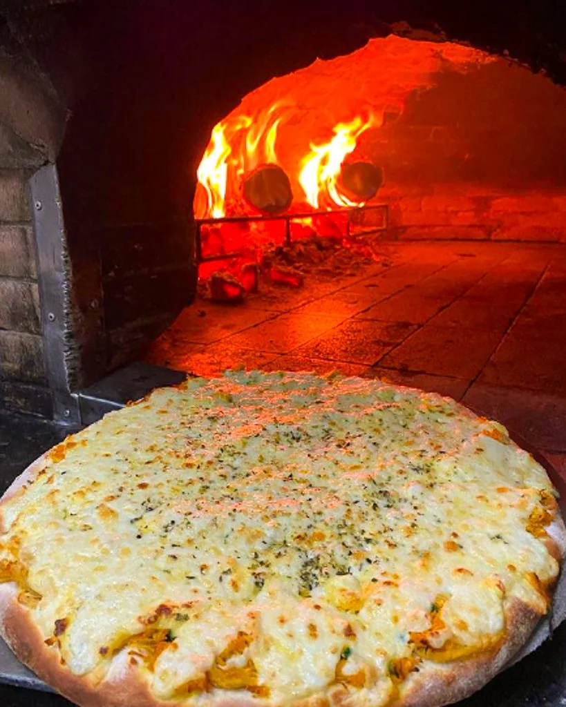 Periquito Pizzaria Campinas: a tradição de pizzas assadas no forno a lenha 3 Periquito Pizzaria Campinas Pizza de frango com requeijao cremoso