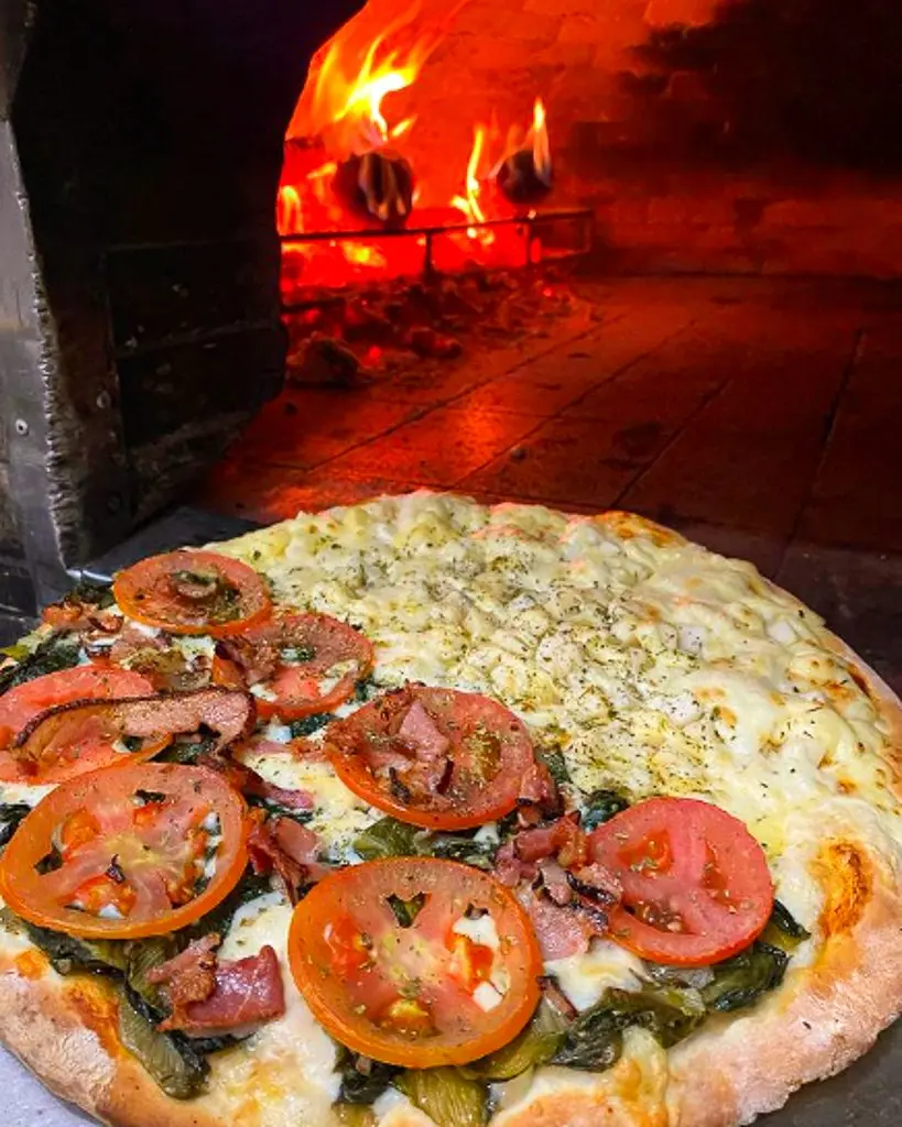 Periquito Pizzaria Campinas: a tradição de pizzas assadas no forno a lenha 4 Periquito Pizzaria Campinas Pizza escarola com bacon e palmito com requeijao cremoso