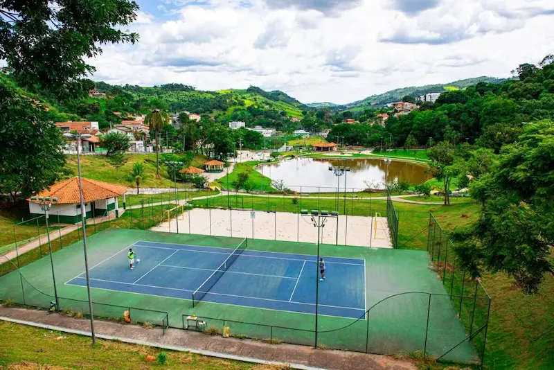 O que fazer em Lindóia: a Capital da Água Mineral no Circuito das Águas 2 O que fazer em Lindóia. Quadra de Tennis ao lado do Grande Lago em Lindóia