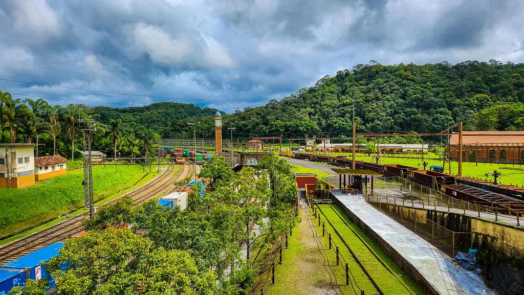 O que fazer em Paranapiacaba: 2 dias na Vila Ferroviária 2 O que fazer em Paranapiacaba, distrito de Santo Andre na regiao metropolitana de Sao Paulo. Vista da ponte: o terminal do trem turístico de Paranapiacaba e replica do relógio Big Ben em meio a neblina das montanhas na parte baixa da cidade.