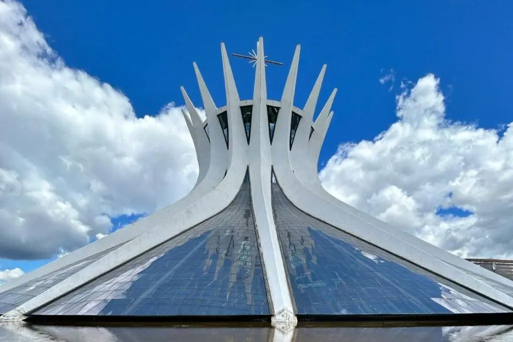 O que conhecer em Brasília: roteiro pelo Eixo Monumental 10 Catedral Metropolitana Nossa Senhora Aparecida de Brasília