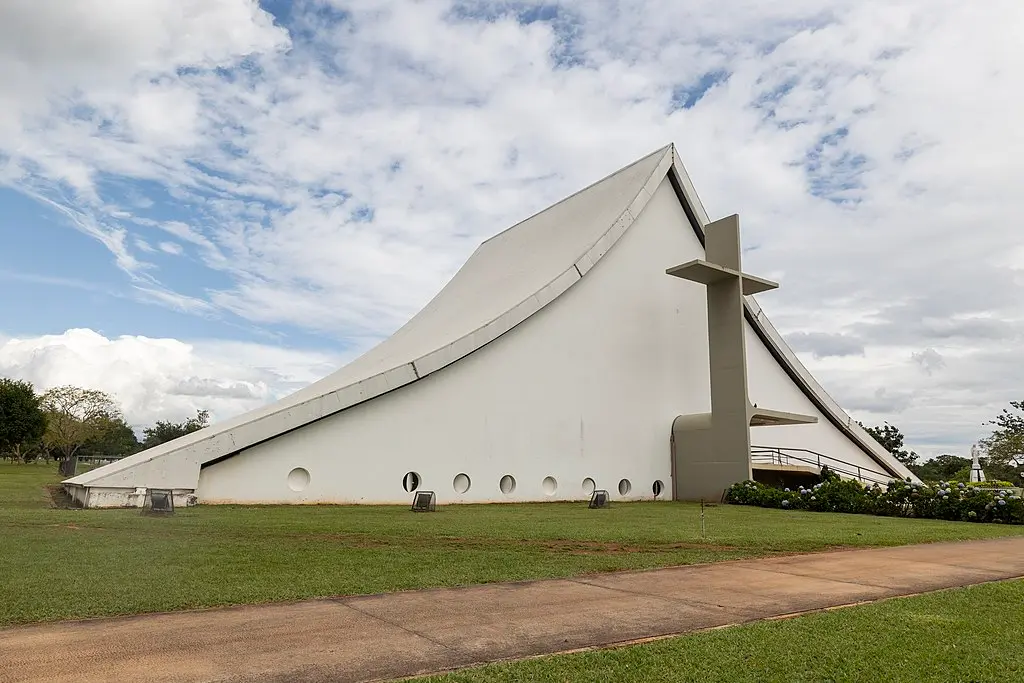 O que conhecer em Brasília: roteiro pelo Eixo Monumental 14 Catedral Militar Rainha da Paz Brasilia