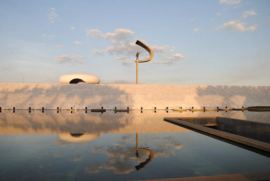 O que conhecer em Brasília: roteiro pelo Eixo Monumental 3 Fachada do Memorial JK em Brasília